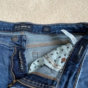 Lucky brand size 8 / 29 skinny distressed jeans